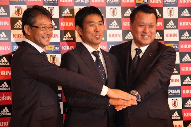 (左から)関塚隆技術委員長、森保一代表監督、田嶋幸三会長(撮影/大塚淳史)