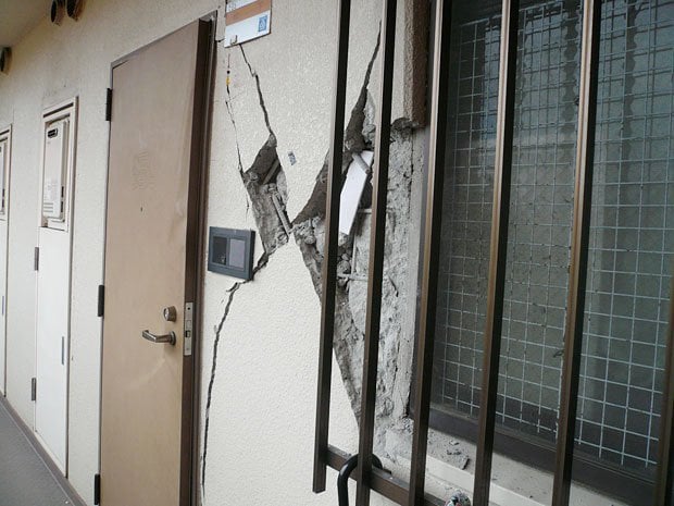 熊本地震で壁は割れ、鉄筋がむき出しに。不安を抱く居住者も多いが、構造上の問題はなかった（提供／大京アステージ）