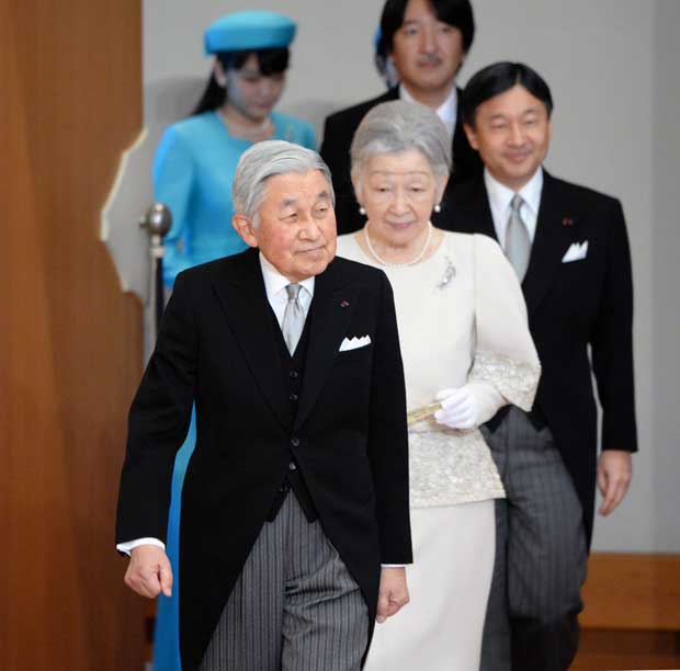「講書始の儀」に出席する天皇、皇后両陛下　（ｃ）朝日新聞社