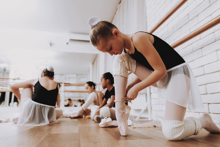 米国の調査によると、バレエを学ぶ女子学生２３９人の５２．３％が、疲労骨折や骨折、腱鞘炎の経験があることがわかった（写真：ｇｅｔｔｙ ｉｍａｇｅｓ）
