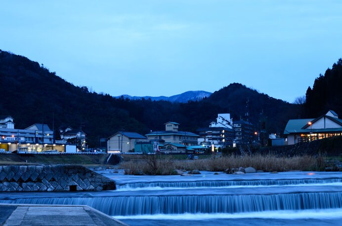 三徳川の向こうに三朝温泉の夕景