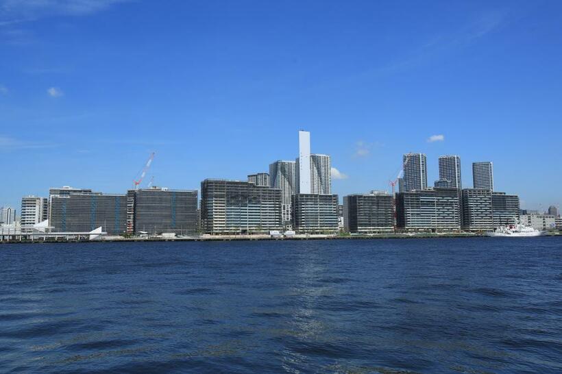 選手村マンションを遠景に望む。東京ドーム３個分という巨大な敷地にマンション棟が林立する。東京湾やレインボーブリッジが見える部屋は相対的に販売価格が高い（撮影／写真部・張溢文）
