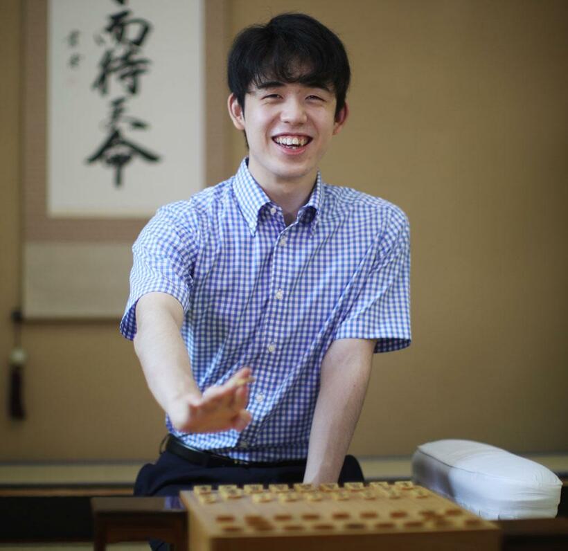 令和を代表する棋士になるであろう藤井聡太二冠（１８）の表情には、まだあどけなさが残る。底しれぬ魅力に、みなが刮目する　（ｃ）朝日新聞社