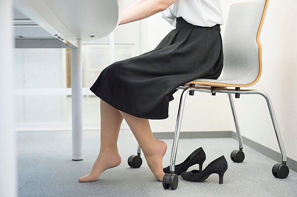 仕事中にふと脱いだ靴が、むくんで履けないってことありませんか？