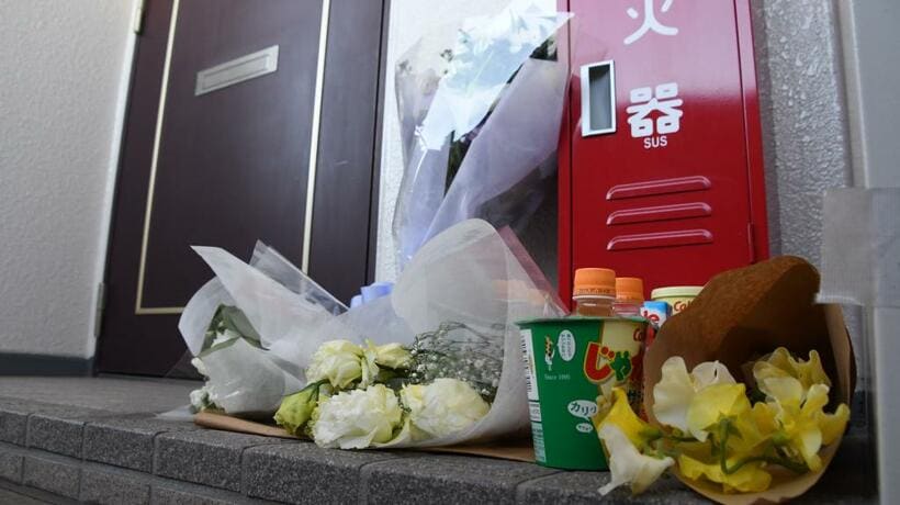 事件当時、心愛さんが亡くなった自宅マンションの部屋の前には花や菓子が供えられていた　（c）朝日新聞社