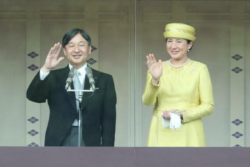 5月4日、令和初となる一般参賀に集まった人たちに手を振る天皇、皇后両陛下（ｃ）朝日新聞社