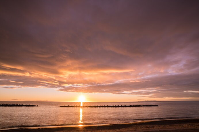 沈む夕陽が広大な日本海の水面をオレンジ色に照らす絶景も！