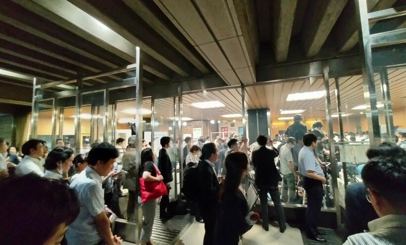 28日の自民党本部には多くの報道陣がつめかけた