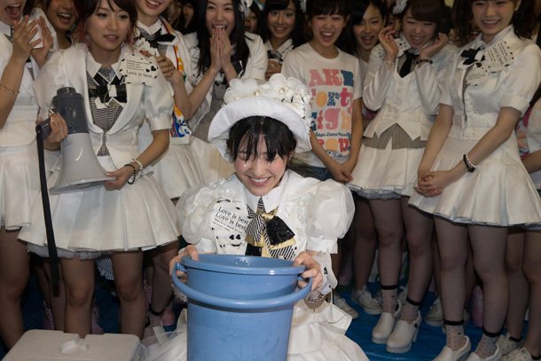 AKB48 ドーム公演で「卒業はありません！」、終演後には秋元康＆まゆゆが氷水に