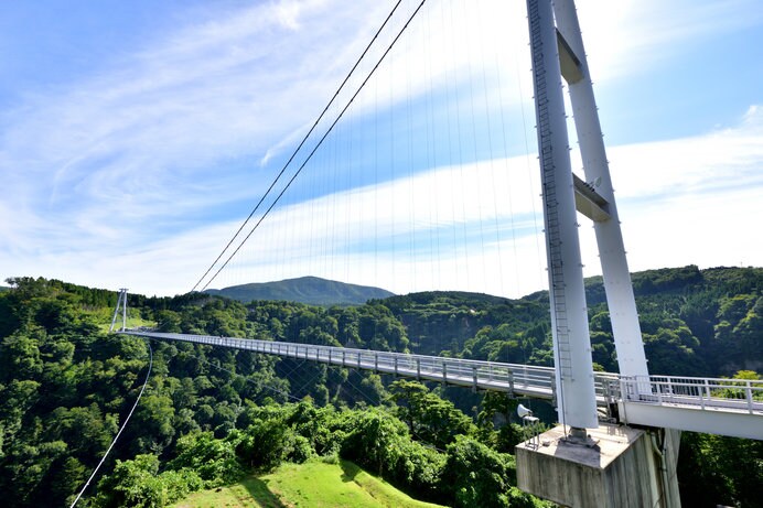 長さ日本一は静岡県「三島スカイウォーク」（400m）に譲ったものの、高さ173mは今なお日本一！