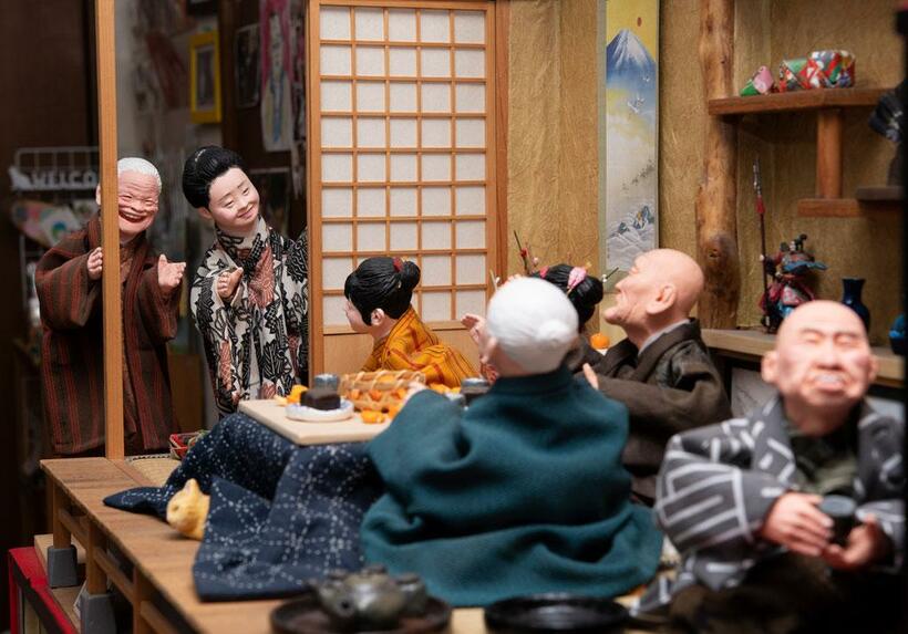 この日訪れた50代の女性は、縁側に座る老人の人形を見て、「こういうおじいちゃん、近所にいた！」と懐かしんでいた（写真＝写真映像部・高野楓菜、横関一浩）