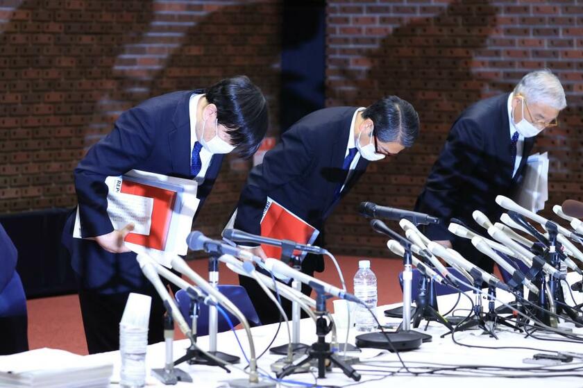 記者会見を終え、頭を下げる日本大学の加藤直人・新理事長（左）ら