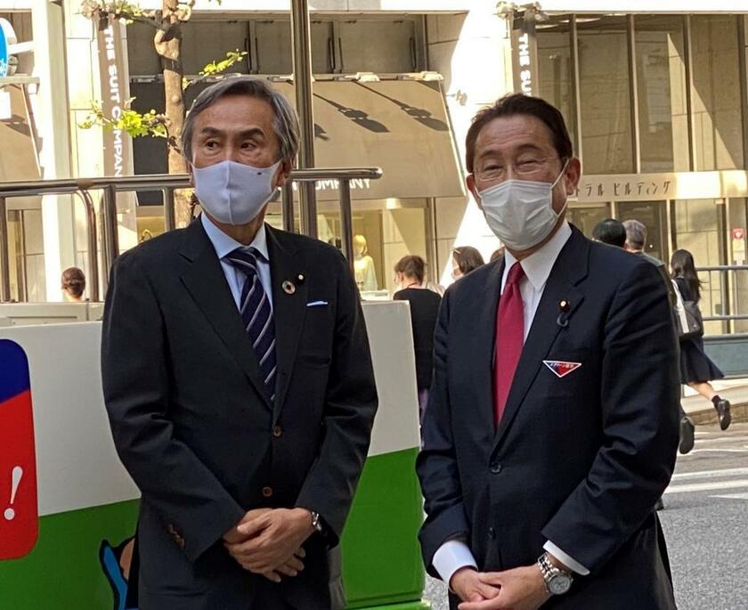 石原伸晃氏（左）と岸田文雄首相