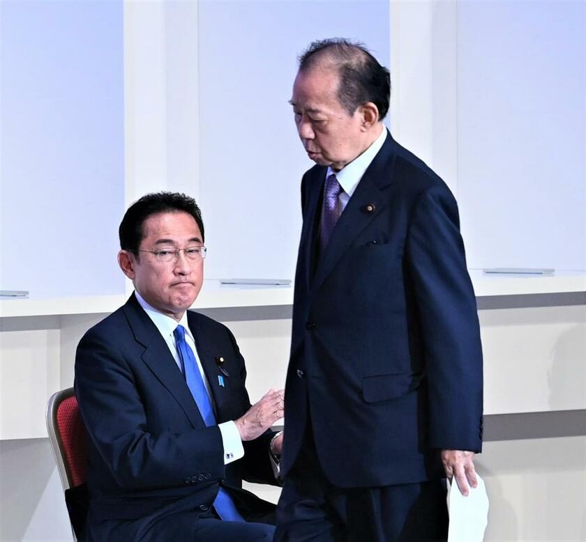 二階俊博元幹事長（右）と岸田文雄首相（C）朝日新聞社