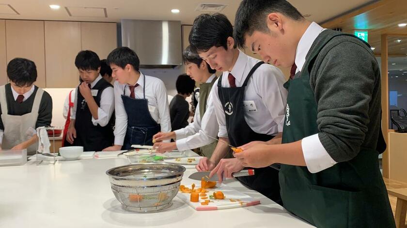 レシピなしで創作料理にチャレンジする静岡聖光学院の生徒たち。食べて終わりではなく、ジェンダーギャップについても考えた（写真：静岡聖光学院提供）
