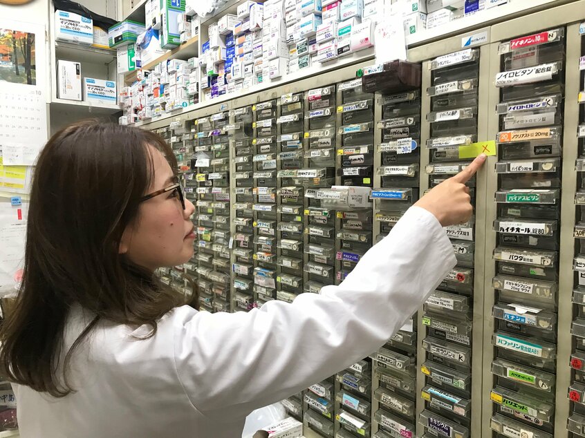 高知市内にある「つちばし薬局」の様子。不足している薬の引き出しには「×」の文字が（撮影／松岡かすみ）