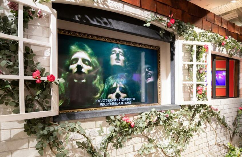 クイーンの魅力を存分に味わえる展示。未公開写真、貴重映像、楽器などの品々が堪能できる（撮影／写真部・戸嶋日菜乃）