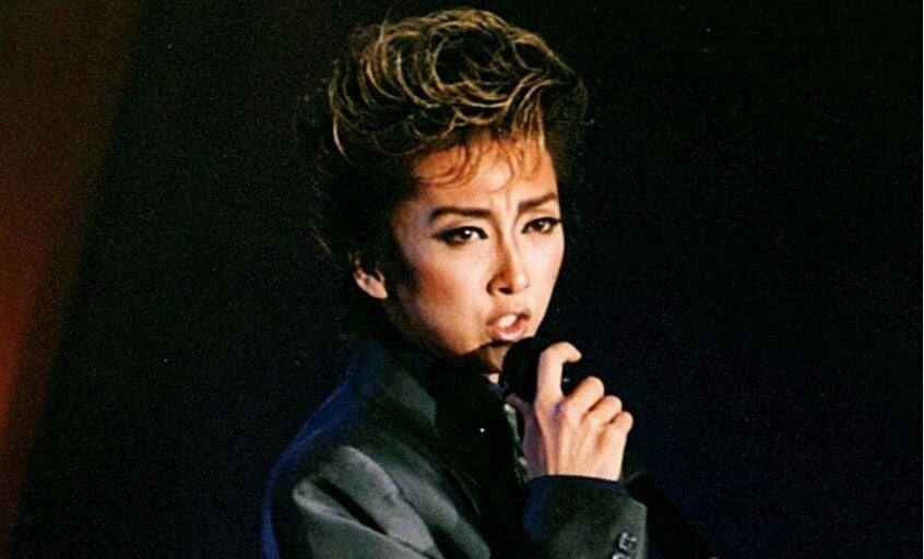 宝塚時代の紫吹淳さん。2001年7月には月組トップスターに就任した（photo 本人提供）