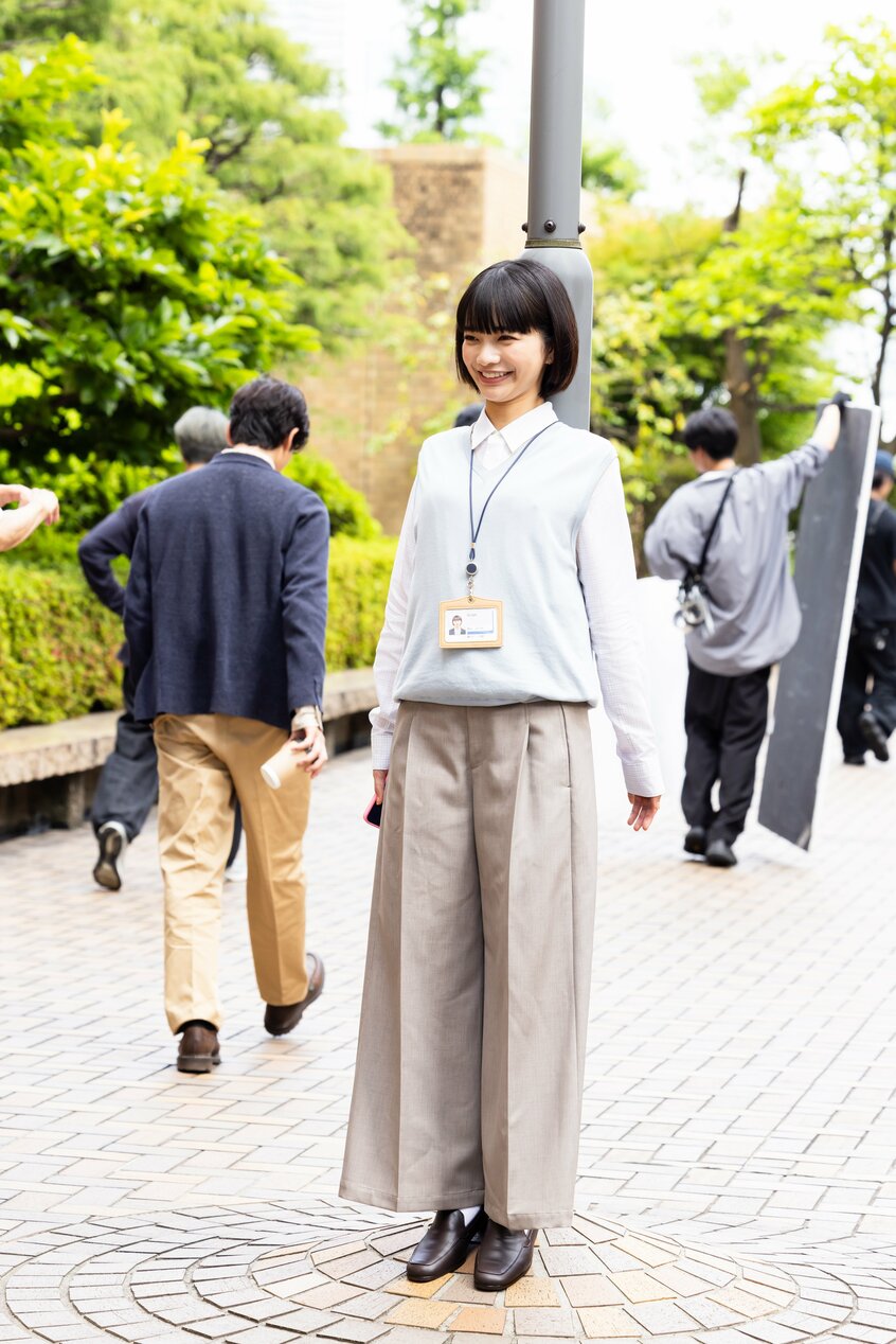 撮影中、常に笑顔を絶やさない見上さん。明るく天真爛漫な人柄は、松下さん曰く「いろんなところへ取材に行く記者にぴったり」(撮影:写真映像部・上田泰世)