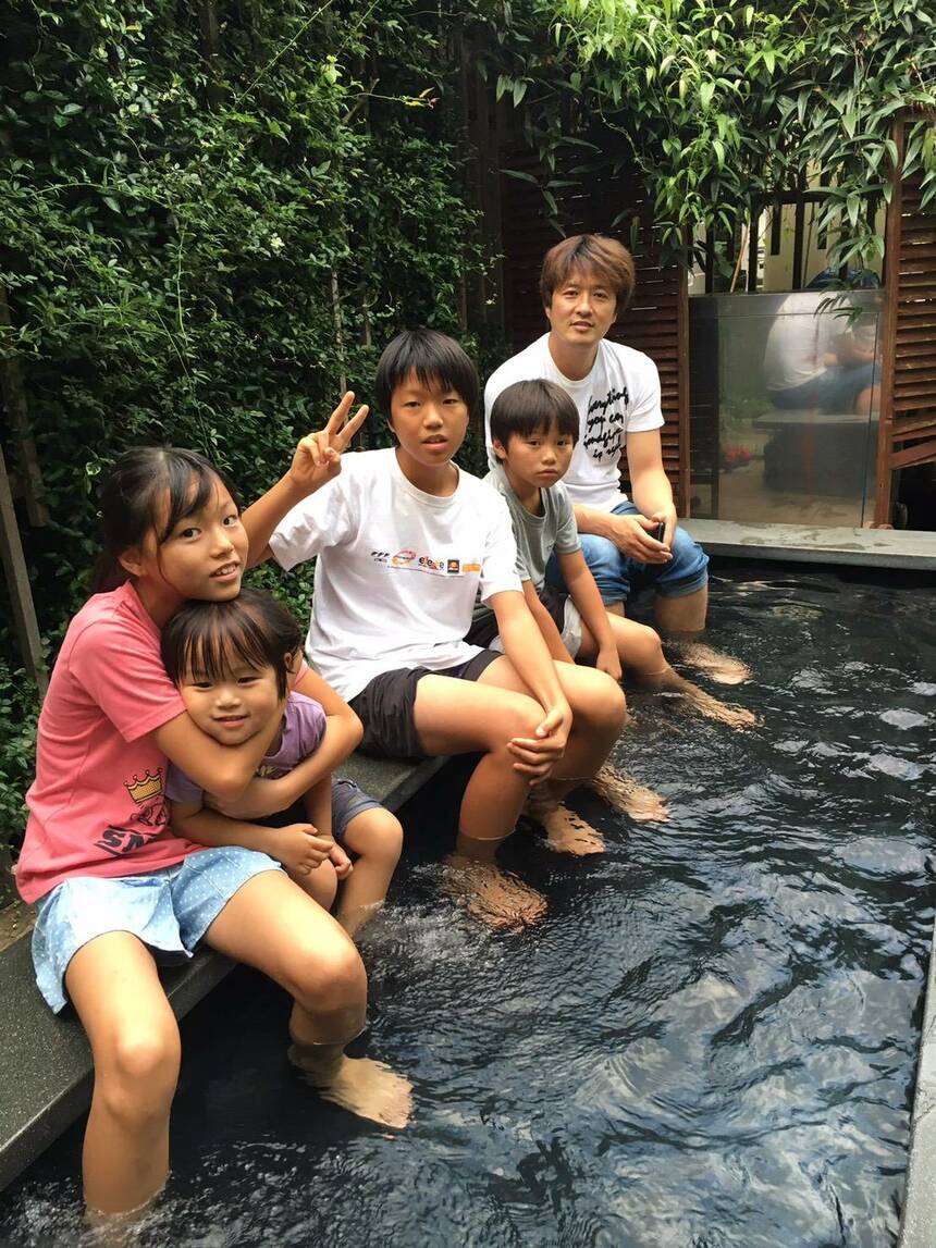 足湯を楽しむ酒井さんと子どもたち