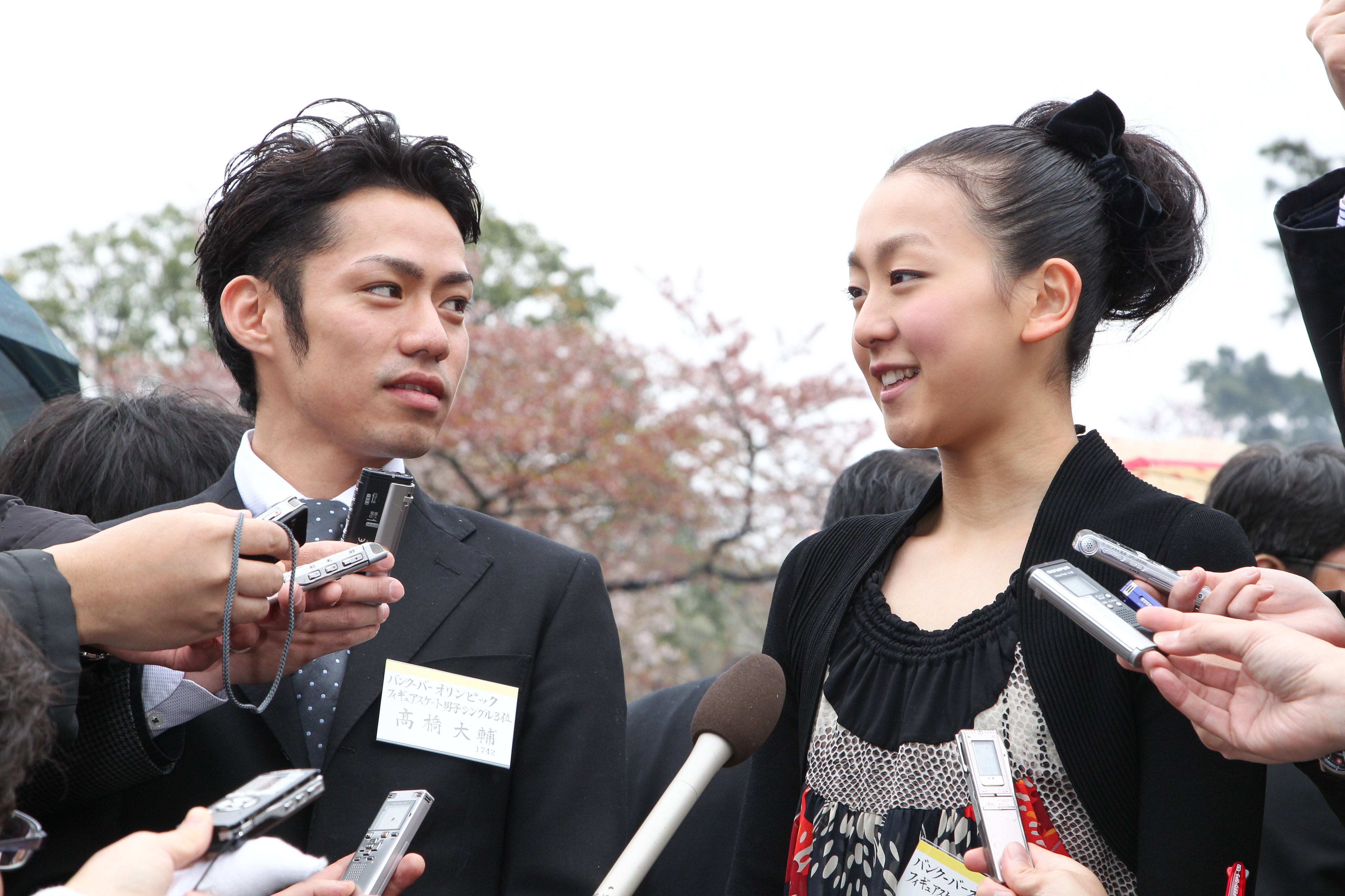 都会育ちの妻がまわされた　無修正 園遊会 招待客の「名シーン」 和田アキ子さんがスマホで撮影した美しい青年は？ 絵になる金髪の小室哲哉さん、初々しい「真央ちゃん」にドキリ（AERA  DIGITAL）｜ｄメニューニュース（NTTドコモ）