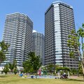 「ステータスの象徴」「高いところに住むのは…」 あなたはタワーマンションに住みたいですか?【AERAアンケート】