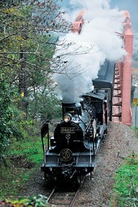 肥薩線・球磨川第一橋梁の上を疾走するSL人吉号(8620形)を崖の上から撮影。大正時代末期の車種だが、黙々と煙を吐いて走る姿は力強い。「蒸気機関車は生き物」という屋鋪さんの写真には、蒸気機関車への愛情があふれている