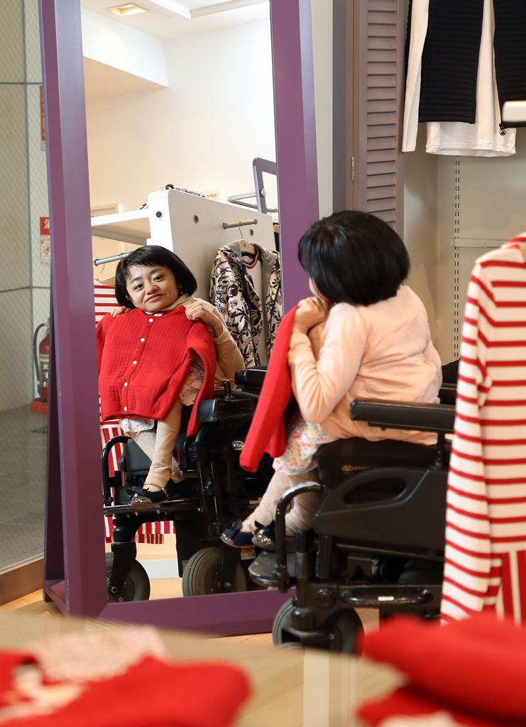 買うのは子ども服。「車いすが黒いので明るい色を、そして子どもっぽくならないような服を選んでいます」。プチバトーは大好きなブランドだ(プチバトー下北沢店で)(撮影/松永卓也)