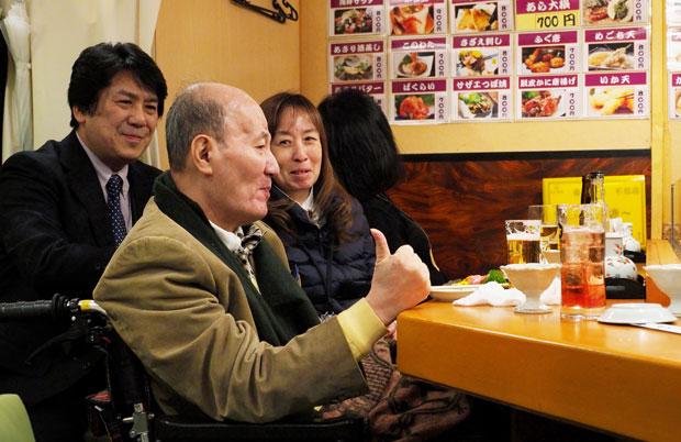 病後に行きつけとなったすし屋では刺し身も握りも食べやすい小型サイズで提供。近所の焼き肉屋では手作りのスロープを用意してくれた（撮影／倉田貴志）