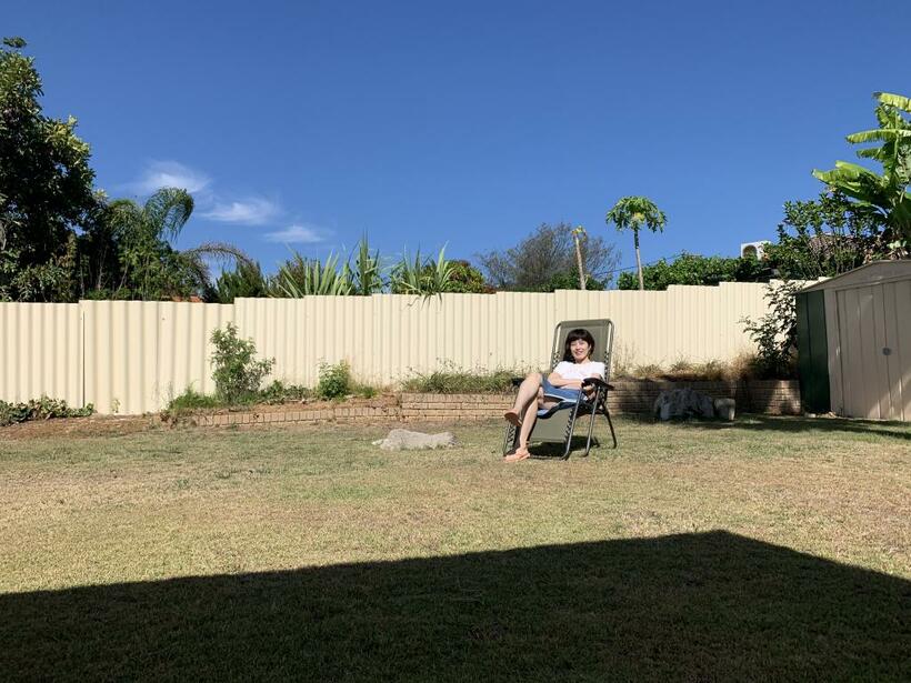 オーストラリア・パースの自宅の裏庭にて。「大家さんが庭木を伐採したので殺風景です」（写真：本人提供）