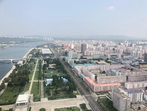 高台から見た北朝鮮・平壌の街並み。ドラマではセリがパスポートの写真を撮るために平壌を訪れるシーンが描かれた（写真：北原みのり）