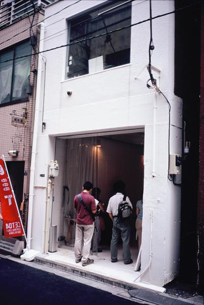 馬場さんが日本橋の倉庫を改造して開いた事務所を視察（2003年）