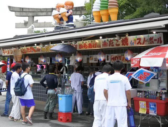 大阪城公園にあった軽食店。経営者が脱税したとして摘発された。外国人観光客らに、たこ焼きがよく売れていたという（c）朝日新聞社