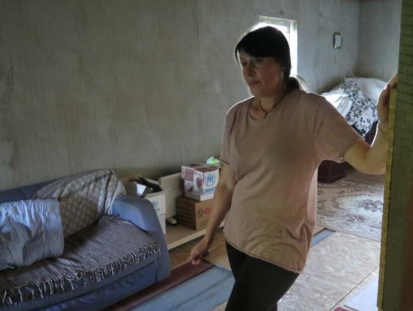 ブチャの自宅の２階に立つイリーナ・ガブリリュークさん。残った家族を殺害したロシア軍は、ここを住居代わりに使っていた＝２０２２年６月14日、国末憲人撮影
