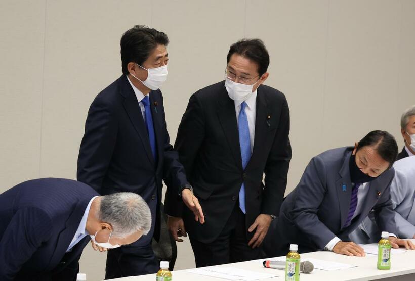 左から甘利明税調会長、安倍晋三前首相、岸田氏、麻生太郎財務相（C)朝日新聞社