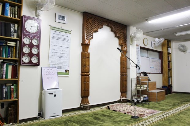 モスクの内部は各地の礼拝の時間を示す時計、説法を行なうステージなどが並ぶ