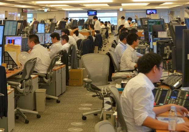 金融機関のディーリングルーム。国債市場では日銀の存在は圧倒的だ　（ｃ）朝日新聞社