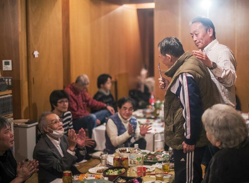 恒例の新年会での一問一答。今年の抱負を参加者に聞く。東京で福祉の勉強をする次男・時生の姿はなかったが、昔から奥田家の正月は、過去に一緒に生活したお兄ちゃん、お姉ちゃん、おっちゃんが帰ってくる特別な日だったという（撮影／横関一浩）