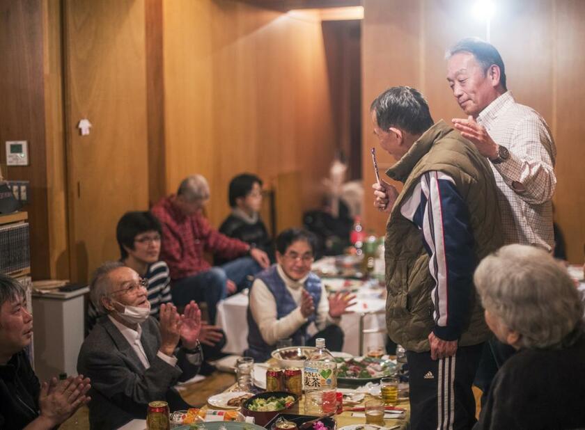 恒例の新年会での一問一答。今年の抱負を参加者に聞く。東京で福祉の勉強をする次男・時生の姿はなかったが、昔から奥田家の正月は、過去に一緒に生活したお兄ちゃん、お姉ちゃん、おっちゃんが帰ってくる特別な日だったという（撮影／横関一浩）