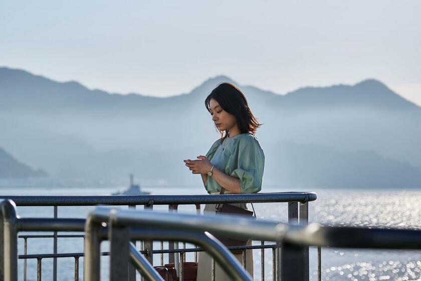 「とべない風船」瀬戸内海の小さな島を舞台に、豪雨災害で妻子を失った漁師（東出昌大）と、進むべき道を失って疎遠だった父の住む島へやってきた元教師（三浦）が少しずつ距離を縮めながら、島の人々の優しさの中で癒やされていくヒューマンドラマ。2023年1月6日から東京・新宿ピカデリーほか全国順次公開　（ｃ）buzzCrow Inc．