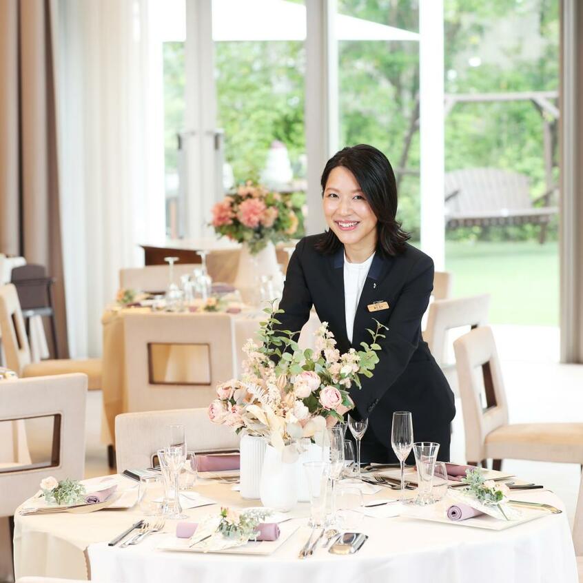 ブラス 結婚式場アージェントパルム ウェディングプランナー・藤井菜実(ふじい・なみ)/1986年生まれ、岐阜県出身。「何かを創り出す仕事がしたい」と大学卒業後に入社。新規接客、打ち合わせ、結婚式当日を一貫して担当するシステムで、2021年に担当数300組を達成(photo 写真映像部・加藤夏子)