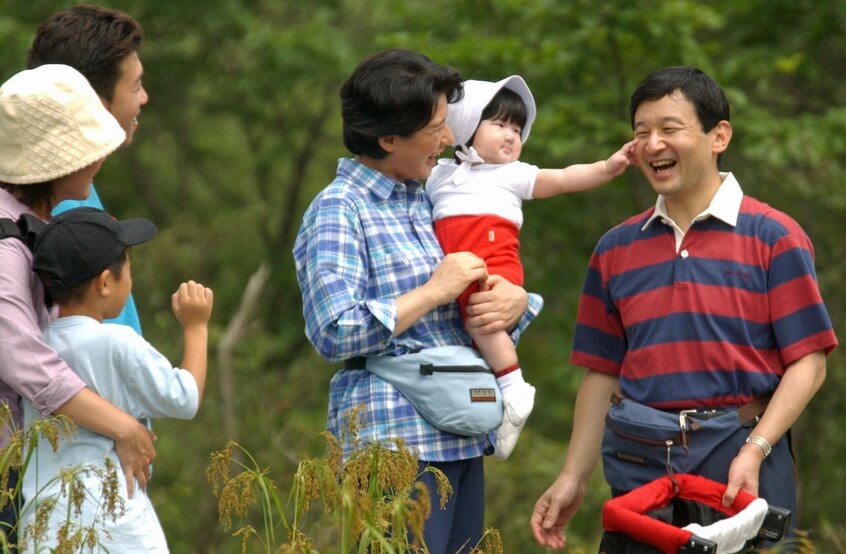 湿原を散策し、休憩。雅子さまに抱かれた愛子さまが、手を伸ばして皇太子さまの顔に触れる。皇太子さまが手にしているのは愛子さまを背負うためのベビーキャリー。プクプクほっぺの愛子さまを真ん中に笑顔が弾ける=2002年08月16日 栃木県黒磯市