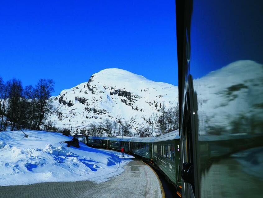 春4月にして残雪のヴァトナハルセン駅に停車中のフロム鉄道1852列車。ほどよいカーブに車窓を開けてカメラを構えれば、何の遠慮もなく前席のカメラが突き出た。中国語で「不要播隊(割り込み禁止)」と言ったところで効果なし。当方が別の窓に移動したほうが得策だ ■オリンパスOM-D E-M1 MarkII・12~100ミリF4・絞りf5.6・ISO200・AE・-0.3補正・JPEGスーパーファイン