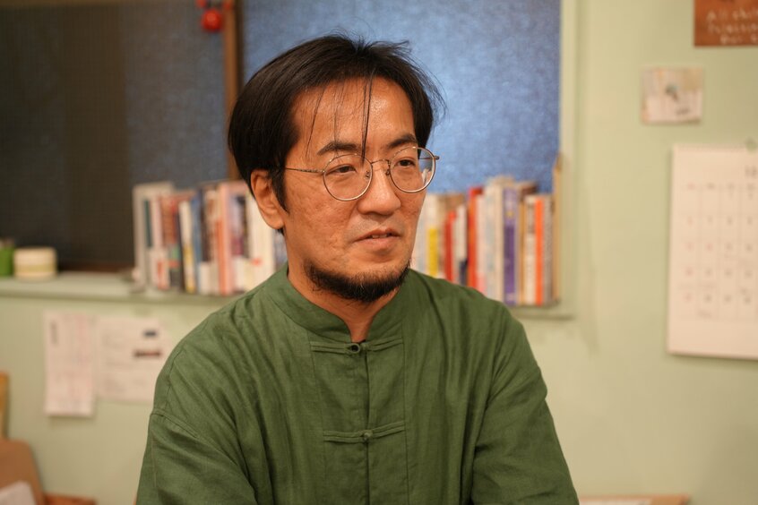 『パーティが終わって、中年が始まる』を刊行されたphaさん(撮影/中山圭)