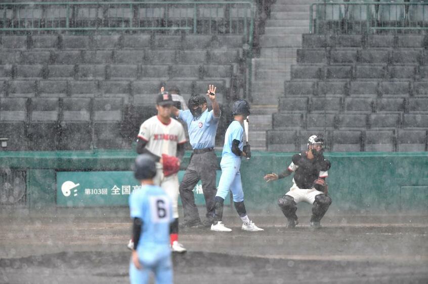 8月19日の近江─日大東北戦は、五回途中で降雨ノーゲームに (c)朝日新聞社