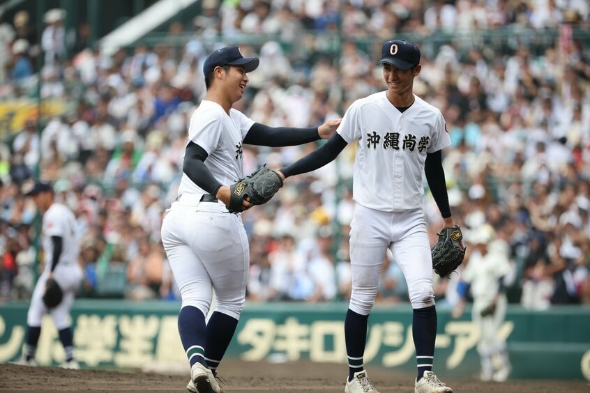 八回裏、沖縄尚学の先発・新垣(右)が末吉にマウンドを譲る(撮影/写真映像部・馬場岳人)