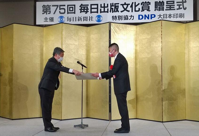 授賞式で賞状を受け取る河尻さん(撮影/書籍編集部)