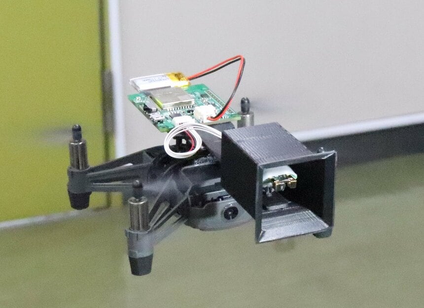 ガの触角を部品として空中を飛びながら、かすかな匂いの発生源を探し出す「ドローンロボット」
