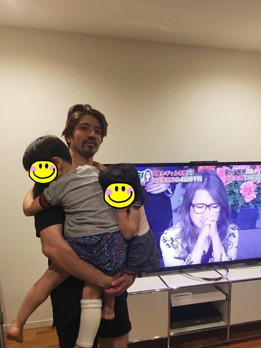 息子さんと娘さんを抱える「勉強が好き」な夫さんと、テレビ画面に映るギャル曽根さん（提供）