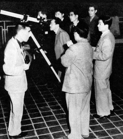 1957年6月、東京・日比谷で行われた国際円盤観測会に参加した三島由紀夫(左)。三島のUFO好きは、仲間内では知られていた(写真:朝日新聞社『バンビ・ブック 空飛ぶ円盤なんでも号』から)